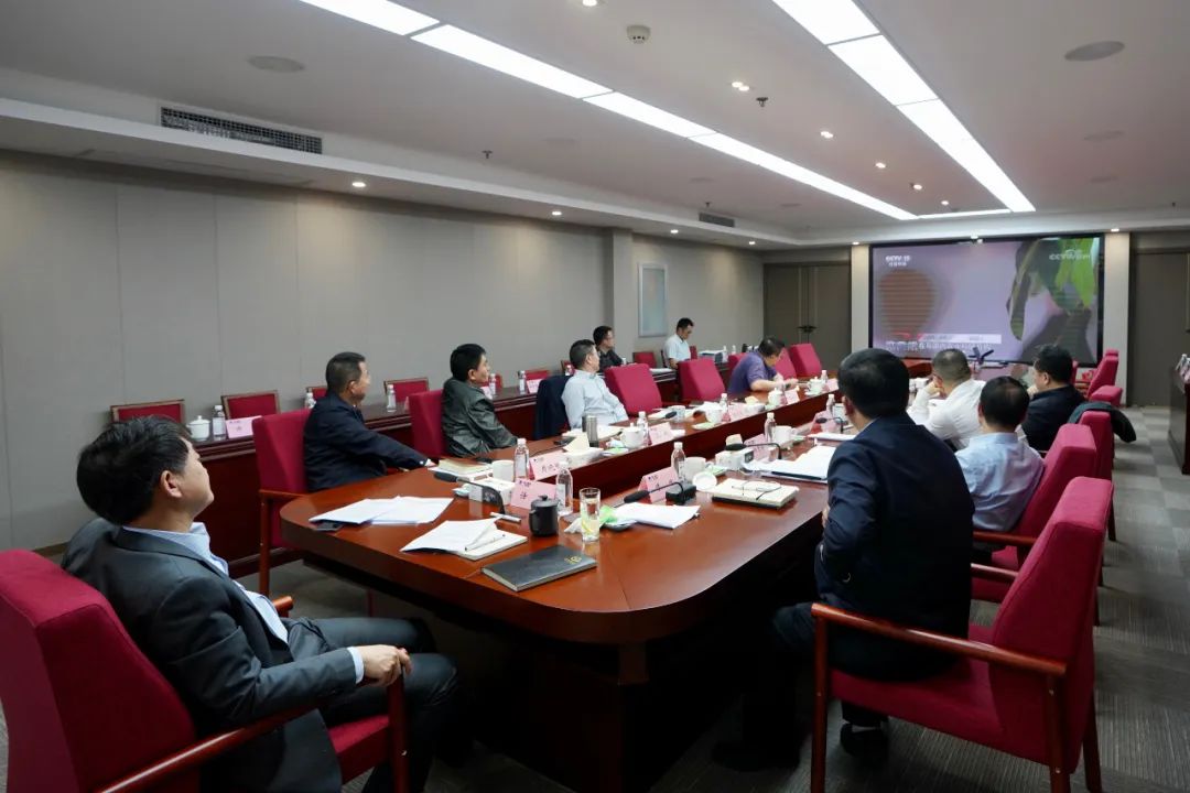 云顶集团集团党委理论学习中心组专题学习钻研总体国家清静观