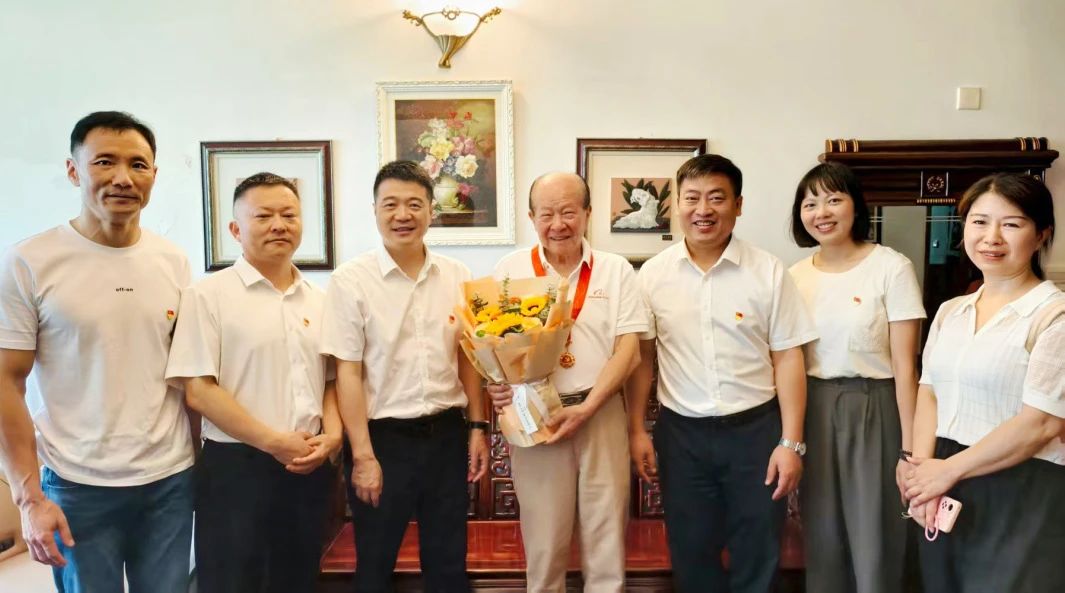省云顶集团集团党委走访慰问老党员 揭晓“庆幸在党50周年”纪念章并送上节日问候